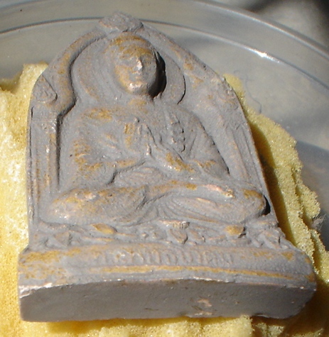  พระเนื้อดิน กระเบื้องเคลือบแล็กเกอร์ ปี 2505 ปางประทานพร หลวงพ่อขอม วัดไผ่โรงวัว จ.สุพรรณ