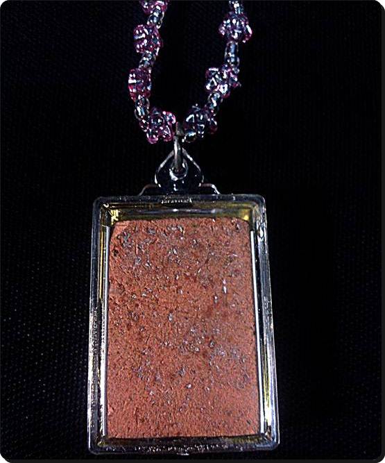 สร้อยคล้องพระมือหนึ่งสวยสวยมีแถมพระเนื้อผงองค์ใหญ่ไม่ทราบที่เลี่ยมกรอบพร้อมใช้ให้บูชาแถมไปเลยเคาะเดี