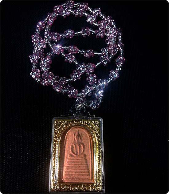 สร้อยคล้องพระมือหนึ่งสวยสวยมีแถมพระเนื้อผงองค์ใหญ่ไม่ทราบที่เลี่ยมกรอบพร้อมใช้ให้บูชาแถมไปเลยเคาะเดี