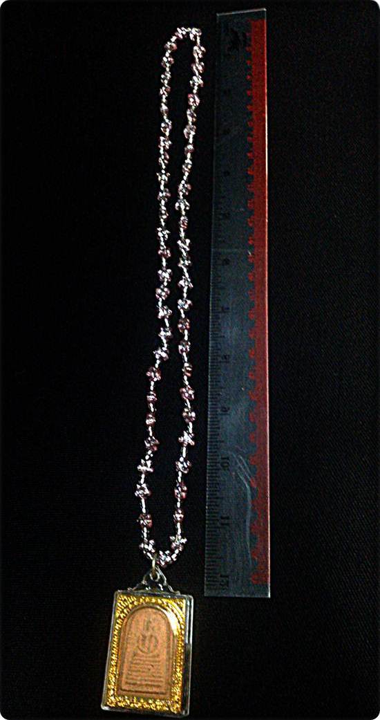 สร้อยคล้องพระมือหนึ่งสวยสวยมีแถมพระเนื้อผงองค์ใหญ่ไม่ทราบที่เลี่ยมกรอบพร้อมใช้ให้บูชาแถมไปเลยเคาะเดี