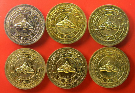 เคาะแรกแดง...เหรียญ ๓.๓ ซ.ม."ทรัพย์เทวา"...ชุดกรรมการ ๖ เหรียญ / กล่องเดิม