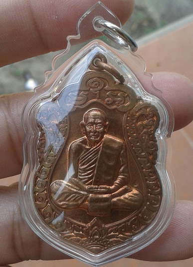 เหรียญเสมารุ่นมหาเศรษฐี หลวงปู่เกลี้ยง วัดศรีธาตุโนนแกดศรีสะเกษ ปี 55 เนื้อทองแดง พร้อมเลี่ยม