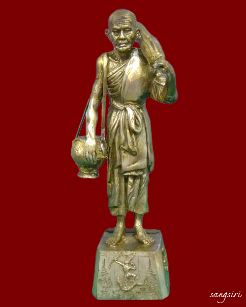 รูปหล่อยืนธุดงค์มหาจักรพรรดิ รุ่นมหาจักรพรรดิตราธิราช ปี 2545 หลวงปู่หมุน ฐิตสีโล วัดบ้านจาน 