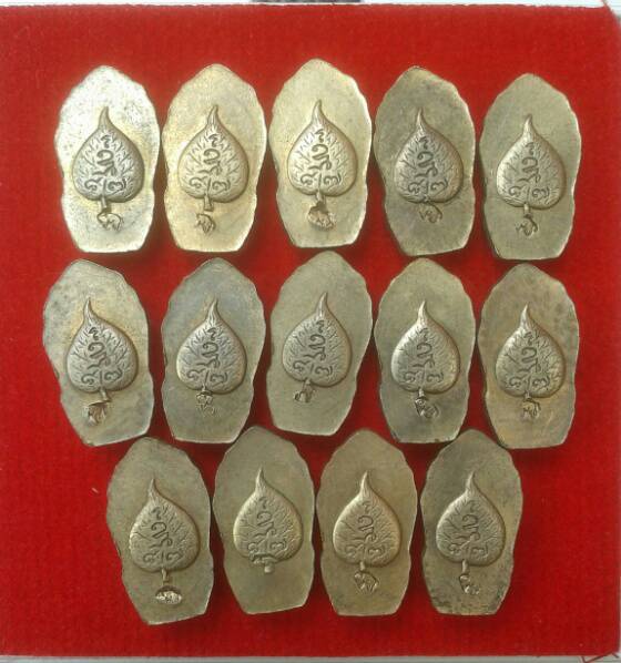 ปรกใบมะขามหลวงพ่อเลิศ วัดชุมพลฯ โค็ตหมู เนื้อนวะ14องค์ โค๊ตเติมสวยมาก