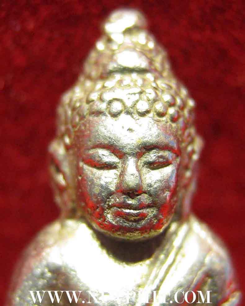 พระชัยวัฒน์เนื้อเงินแท้ หลวงพ่อเกษม เขมโก ลำปาง สวยกริ๊บยันกล่อง*137