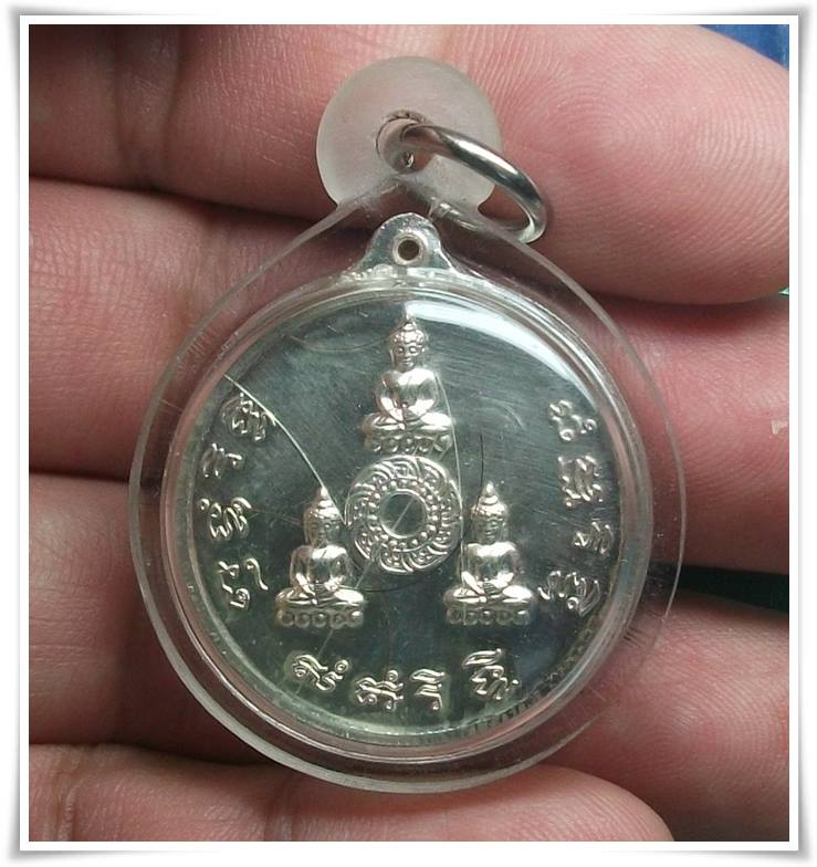 ลป.ชื้น  เหรียญ 7รอบ เนื้อเงิน เส้นเกศา พร้อม เลี่ยม... เคาะเดียวแดง