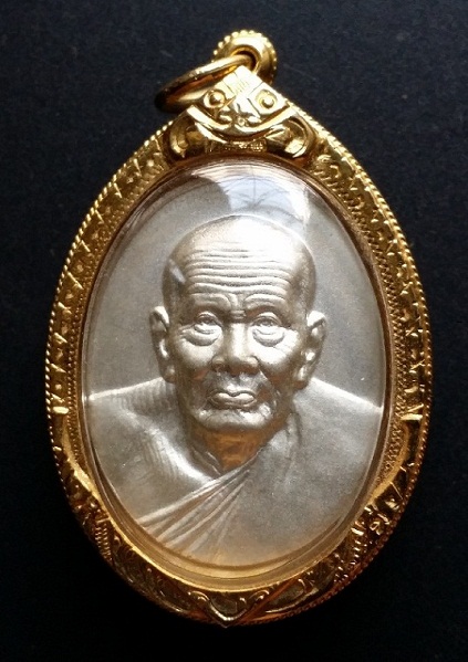 เหรียญหลวงพ่อทวด รุ่นสร้างบ้านให้พ่อ ปี2541 เนื้อเงินพิมพ์ใหญ่ พร้อมเลี่ยมทองยกซุ้มหัวสิงห์..