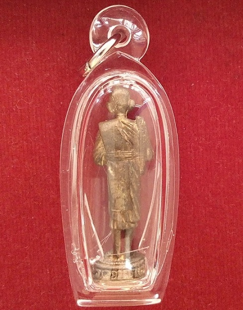 รูปเหมือนยืนอุ้มบาตร เนื้อโลหะผสม เลี่ยม+เกศา หลวงปู่ชื้น ปี33 ตอกโค๊ตใต้ฐาน...เคาะเดียวแดง...