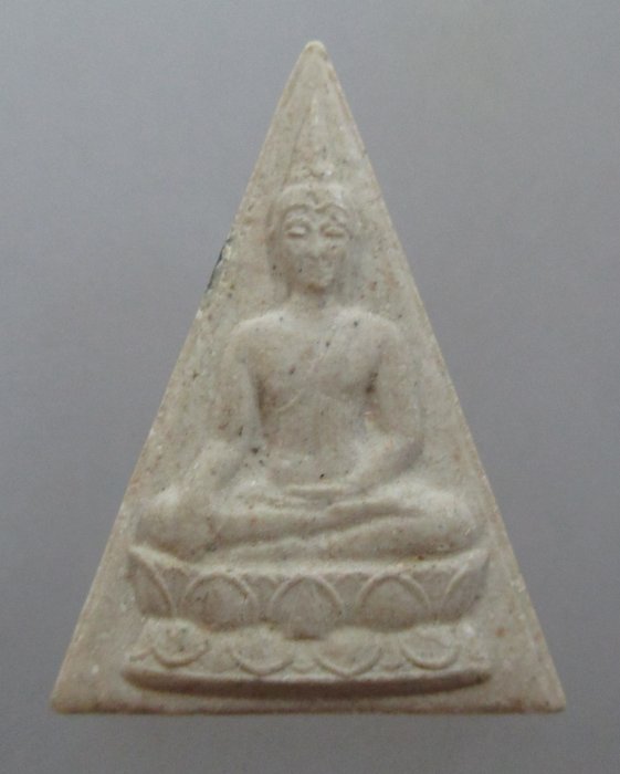 พระพุทธนวราชบพิตร (สมเด็จจิตรลดา) ด้านหลัง ภปร. ผสมมวลสารพระราชทานของในหลวง