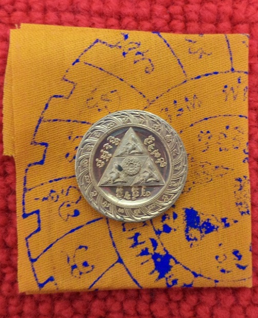 เหรียญทานบารมี เนื้อทองแดง+ผ้ายันต์จีวร หลวงปู่ชื้น วัดญาณเสน อยุธยา เหรียญปี46 ตอกโค๊ตด้านหลัง