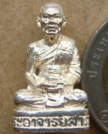 รูปเหมือนลอยองค์ ฉลองครบ5รอบ หลวงพ่อสาคร วัดหนองกรับ จ ระยอง รุ่นชินบัญชร ปี2540 เนื้อเงิน โค้ดเลข5