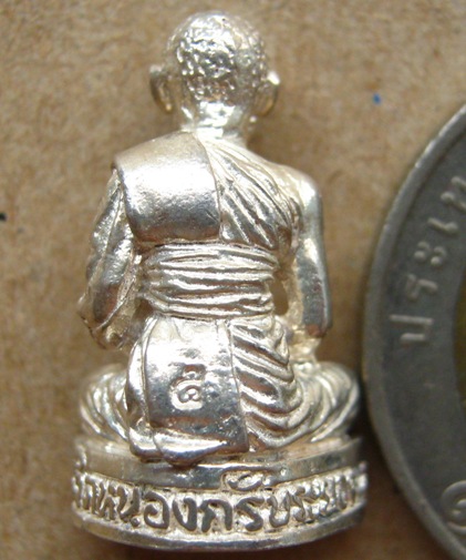 รูปเหมือนลอยองค์ ฉลองครบ5รอบ หลวงพ่อสาคร วัดหนองกรับ จ ระยอง รุ่นชินบัญชร ปี2540 เนื้อเงิน โค้ดเลข5