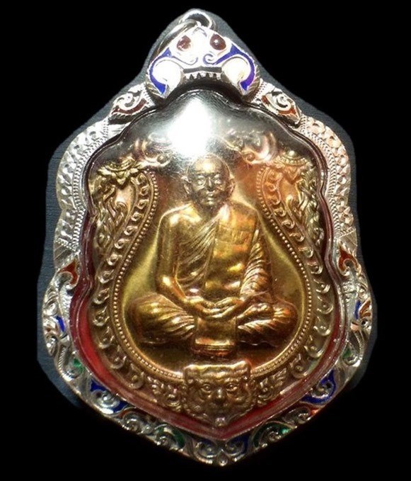 เหรียญ 6 รอบเนื้อชนวนหูตันสวยๆเบอร์ 6035 เลี่ยมเงินยกซุ้มลงยาพร้อมใช้ พระแท้เก้คืนเต็ม