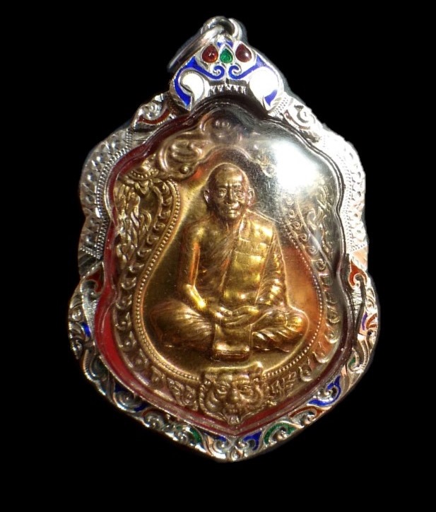 เหรียญ 6 รอบเนื้อชนวนหูตันสวยๆเบอร์ 6035 เลี่ยมเงินยกซุ้มลงยาพร้อมใช้ พระแท้เก้คืนเต็ม