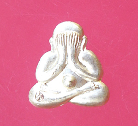 พระปิดตาหลังรูปเหมือนเนื้อทองแดงกะไหล่เงิน ปี49 ลพ.สาคร วัดหนองกรับ สร้าง ๒๐๐๐ องค์ครับ