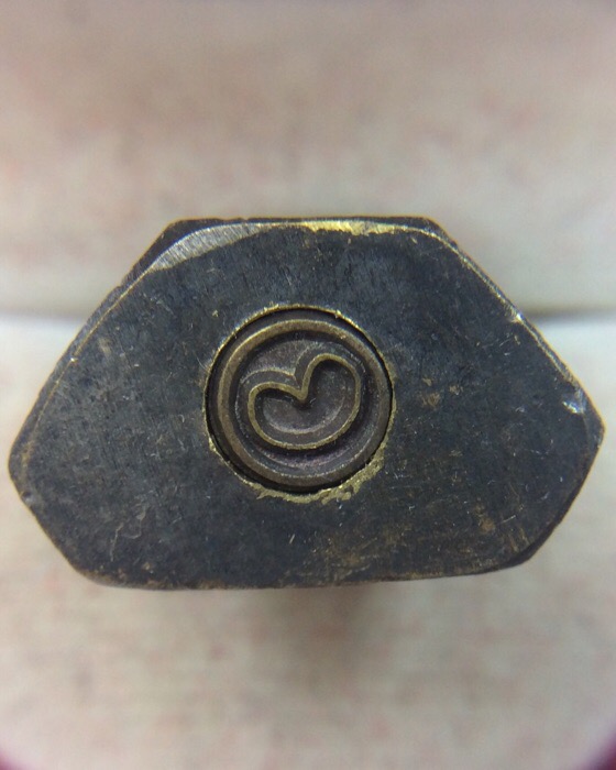 พระกริ่งหลวงพ่อทันใจ รุ่นแรก รวยแสนล้าน วัดพระธาตุดอยคำ จ.เชียงใหม่ เนื้อทองเหลืองรมดำ กล่องเดิม #2