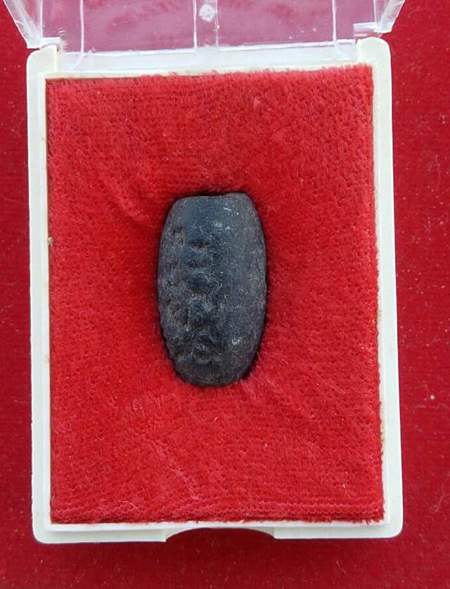 ลูกสะกดราหูผงกระลาตาเดียว หลวงพ่อ เกษม เขมโก ปี 38 รุ่นสุริยุปราคา ปี38 พร้อมกล่องเดิม 