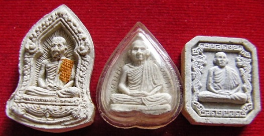 พระผงรูปเหมือน หลวงพ่อเกษม เขมโก สุสานไตรลักษณ์ จ.ลำปาง รุ่นเซ็งลี้ฮ้อ มงคลเกษม พร้อมกัน 3 องค์