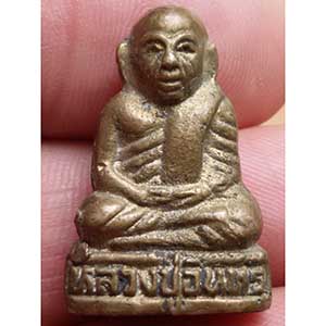 พระรูปหล่อหลวงพ่ออินทร์ วัดเกาะหงษ์