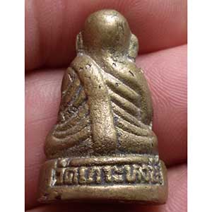 พระรูปหล่อหลวงพ่ออินทร์ วัดเกาะหงษ์