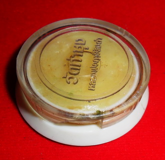 อียด	สีผึ้งรุ่นแรก หลวงพ่อฤษีลิงดำ วัดท่าซุง จ.อุทัยธานี ฝาตลับเดิมๆตัวนูน หายาก