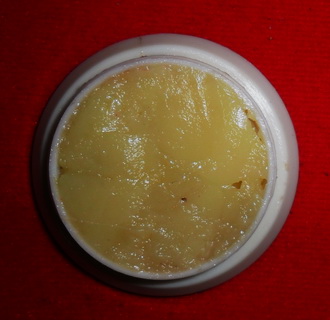 อียด	สีผึ้งรุ่นแรก หลวงพ่อฤษีลิงดำ วัดท่าซุง จ.อุทัยธานี ฝาตลับเดิมๆตัวนูน หายาก