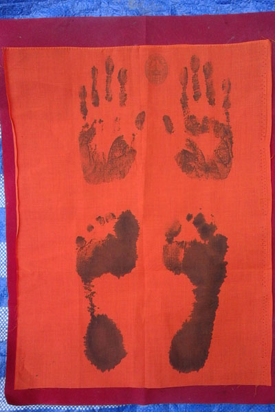 รอยประทับฝ่ามือ ฝ่าเท้า อาจารย์บุญให้ วัดท่าม่วง จ.นครศรีธรรมราช