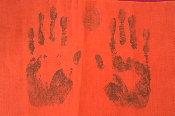 รอยประทับฝ่ามือ ฝ่าเท้า อาจารย์บุญให้ วัดท่าม่วง จ.นครศรีธรรมราช
