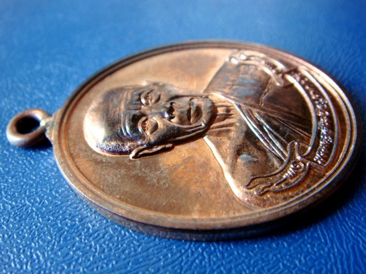 เหรียญหลวงปู่บัว วัดศรีบุรพาราม พิมพ์ห่วงเชื่อม เนื้อนวโลหะ เลข 1941 พร้อมบัตรรับรอง