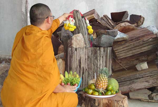 พระสมเด็จแกะจากไม้ตะเคียนทองหลวงปู่คำบุ วัดกุดชมภู จ.อุบลราชธานี และ พระคณาจารย์อิสาน