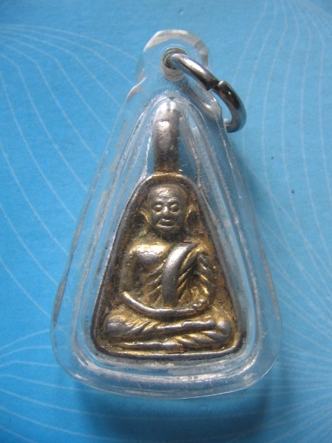 เหรียญจอบ หลวงพ่อเงิน วัดบางคลาน พิจิตร กะไหล่ทอง เลี่ยมกันน้ำ เคาะเดียวครับ