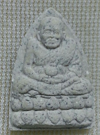 พระหลวงปู่ทวด หลวงปู่หมุน วัดบ้านจาน หลังพระพิฆเนศ ปางอิทธิฤทธิ์ ปี 2543 เนื้อขาว