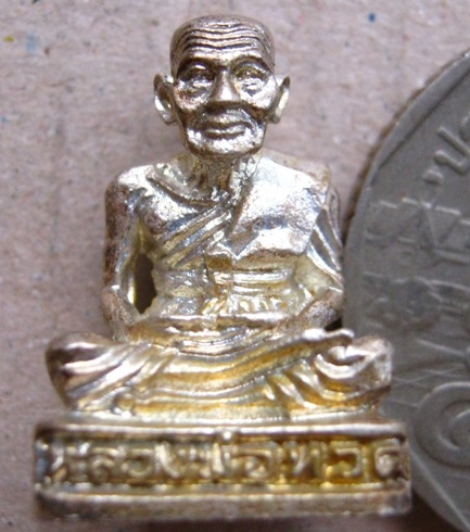 หลวงปู่ทวดลอยองค์ เนื้อเงิน วัดช้างให้ อ.โคกโพธิ์ จ.ปัตตานี พร้อมกล่องเดิม