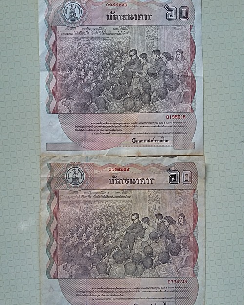 ธนบัตรที่ระลึก ราคา60บาท 2 ฉบับ รุ่น สภาพ ตามรูป แดง 160 บาทครับ