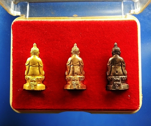 พระรูปเหมือนหล่อศรีศากยมุนี วัดมังกรกมลาวาส(เล่งเน่ยยี่)