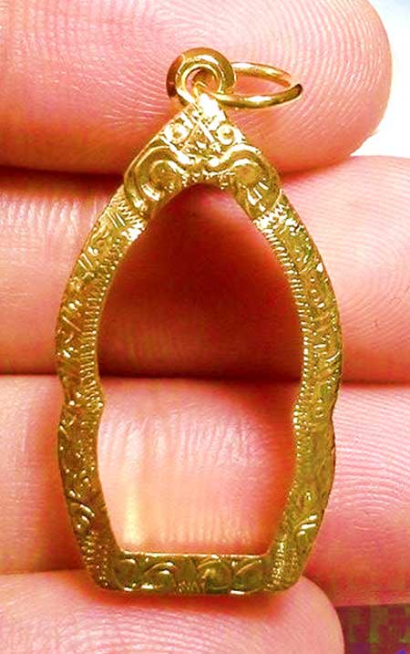 กรอบทองยกซุ้ม ใส่ปรกมะขาม หลวงปู่หมุน น้ำหนัก 1.0 กรัมราคา1980 บาท