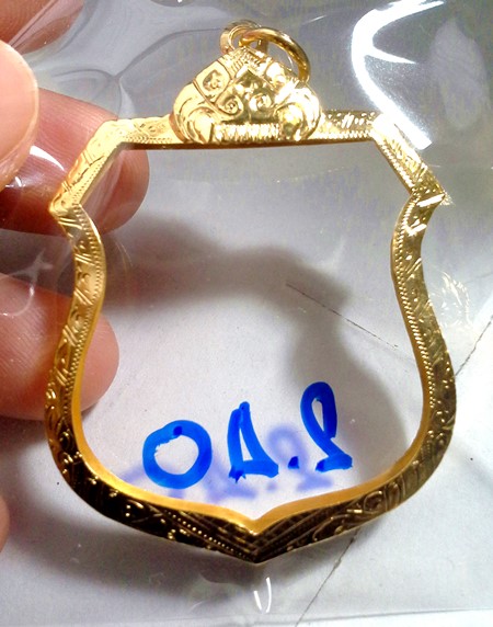 กรอบทองยกซุ้ม ใส่เหรียญนารายณ์ทรงครุฑ หลวงปู่หมุนน้ำหนัก 2.40 กรัมราคา 3530บาท