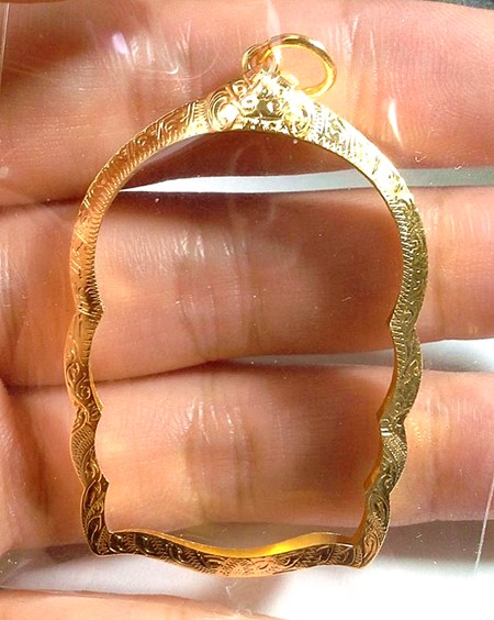 กรอบทองยกซุ้ม ใส่เหรียญนั่งพานหลวงพ่อคูณ/หลวงปู่ทิมน้ำหนัก 2.0กรัมราคา3100 บาท