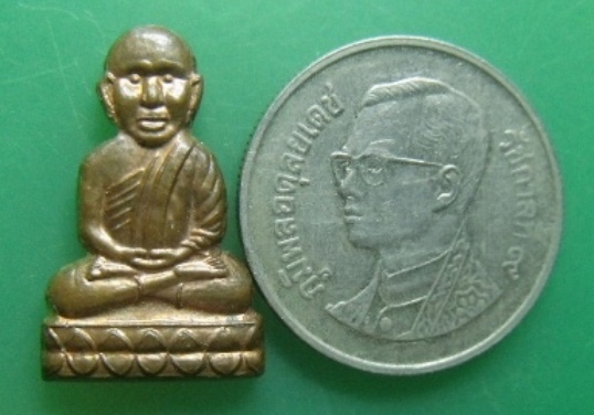 **วัดใจ**เหรียญหัวโตตัดชิดหลังเรียบ หลวงปู่ทวด หลวงพ่อเขียว วัดห้วยเงาะ งานวันเกิด 81 ปี ปี 2552**