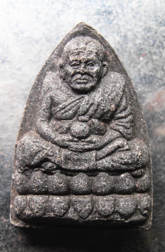 หลวงปู่ทวดหลวงปู่หมุนหลังพระพิฆเณศร์ เนื้อดำสวยๆครับ