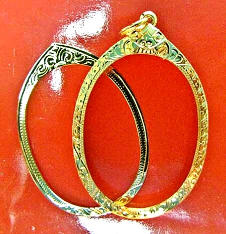  กรอบทองยกซุ้ม ใส่เหรียญหลวงพ่อคูณปี17/รับเสด็จ/แม่น้ำคู้หลวงปู่ทิมน้ำหนัก 1.78กรัมราคา2840บาท 