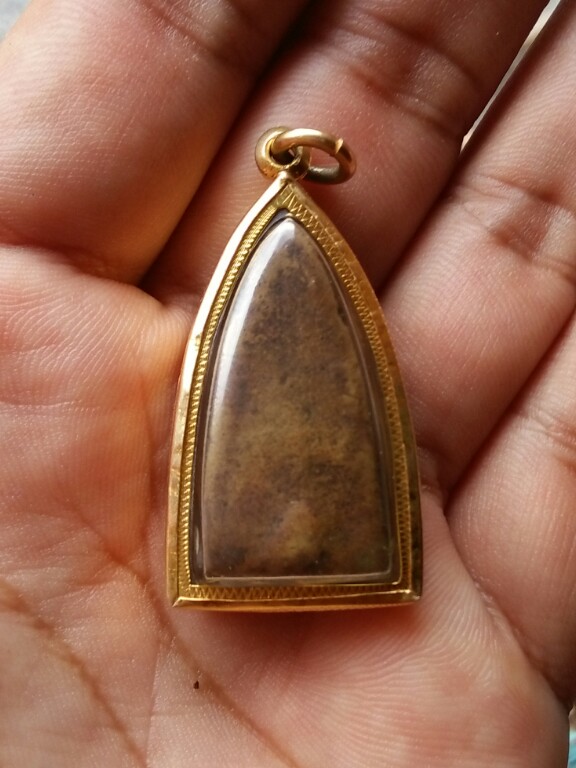 พระหลวงพ่อทวดเตารีดเล็กหน้าอาปาเช่ แข้งขีดนิยม ปี05เลี่ยมทองพร้อมใช้