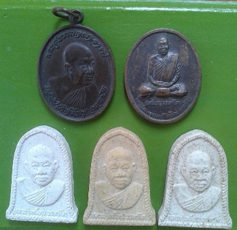 เหรียญ + พระผง  หลวงปู่เหรียญ วรลาโภ     5  องค์ 