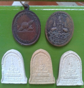 เหรียญ + พระผง  หลวงปู่เหรียญ วรลาโภ     5  องค์ 