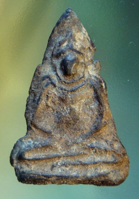 พระร่วงนั่ง คางเครา กรุบางขลัง อำเภอสวรรคโลก จังหวัดสุโขทัย เนื้อชิน