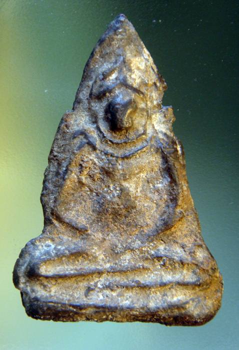 พระร่วงนั่ง คางเครา กรุบางขลัง อำเภอสวรรคโลก จังหวัดสุโขทัย เนื้อชิน