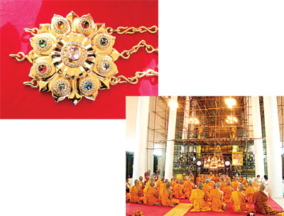 เหรียญพระศรีศากยมุนีศรีธรรมราช รุ่นสร้างนพรัตน์สังวาล วัดพระมหาธาตุวรมหาวิหาร จังหวัดนครศรีธรรมราช