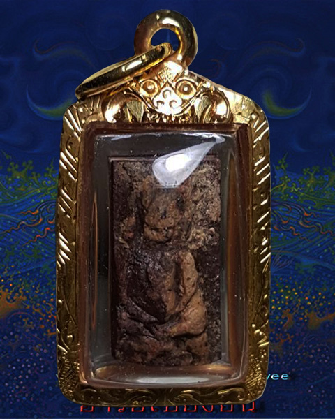 พระแผงนาดูน ตัดเดี่ยว พิมพ์นาคปรก  เนื้อหินมะขามเปียก เข็มๆ   นิยม เลี่ยมทองพร้อมใช้  