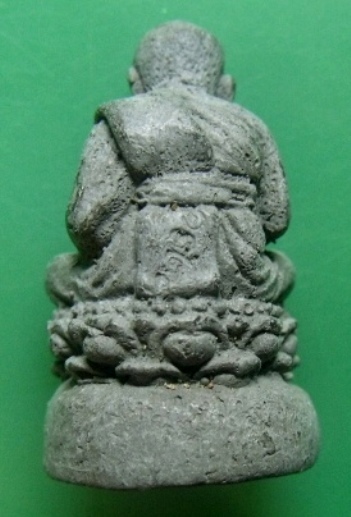 **วัดใจ**หลวงปู่ทวดพิมพ์ลอยองค์บัวรอบ เนื้อว่าน องค์ใหญ่ มีโค้ดด้านหลัง เก่าๆ ไม่ทราบที่**สวยๆ