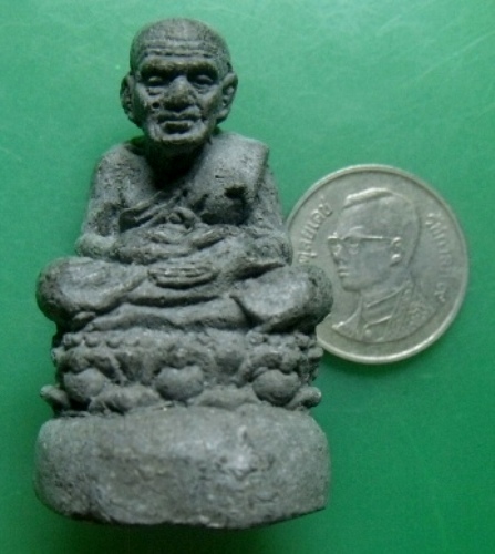 **วัดใจ**หลวงปู่ทวดพิมพ์ลอยองค์บัวรอบ เนื้อว่าน องค์ใหญ่ มีโค้ดด้านหลัง เก่าๆ ไม่ทราบที่**สวยๆ